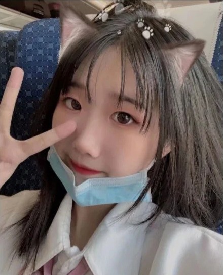 二次元可爱妹子翻眼-动漫製服玩弄玩脚无水完整原档 3.4G