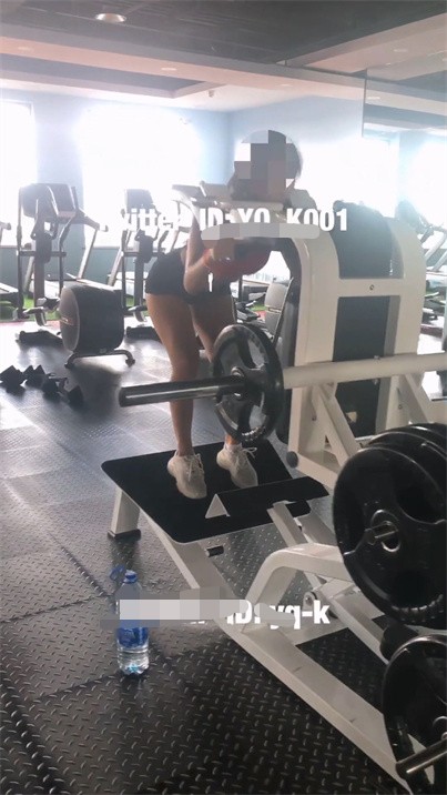 推特绿帽大神YQ未流出新作-淫荡骚妻健身房楼顶勾引健身教练 跪舔后入冲刺 516M