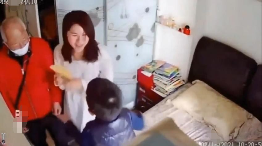 摄像头监控偷拍爷媳恋 -爷爷给孙子发完红包儿媳妇把孩子支出去进房间拉上窗帘伺候老爷子做爱 180M