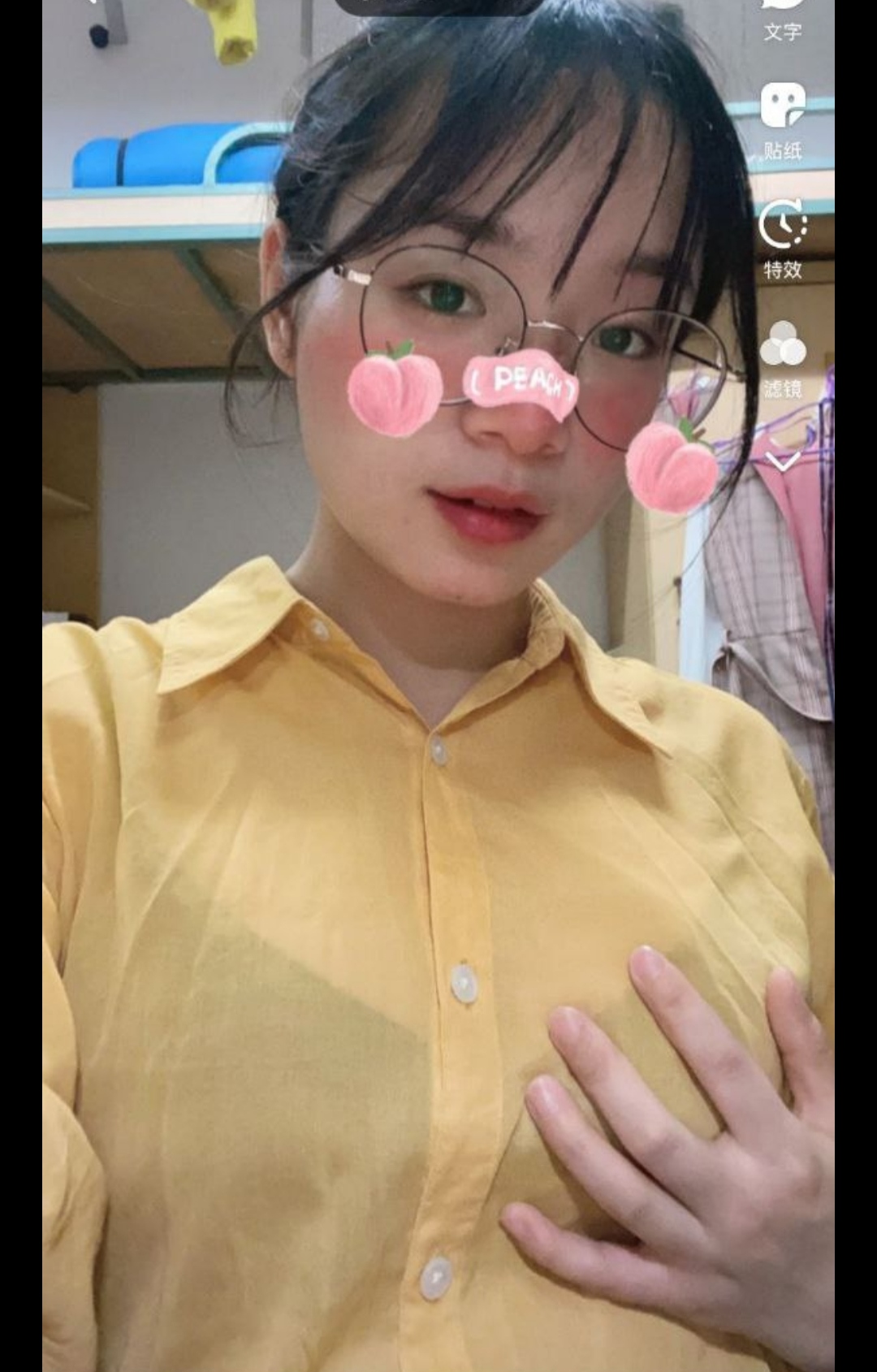 98年极品清纯大四女生情侣流出反差婊3V240M