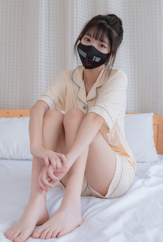 [Limerence]素人梦梦 妹妹在休假日的裸足居家服