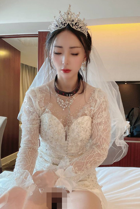 【兔兔】高价秀禾VIP群私拍穿着婚纱被主人草