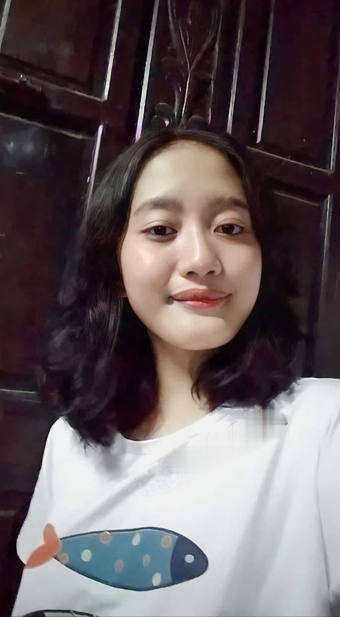 反差婊骚母狗曝光 舒琬 勾引后爸不说 还做过援交妹 各种姿势自慰+粉色手指套入肛！附生活照！980M