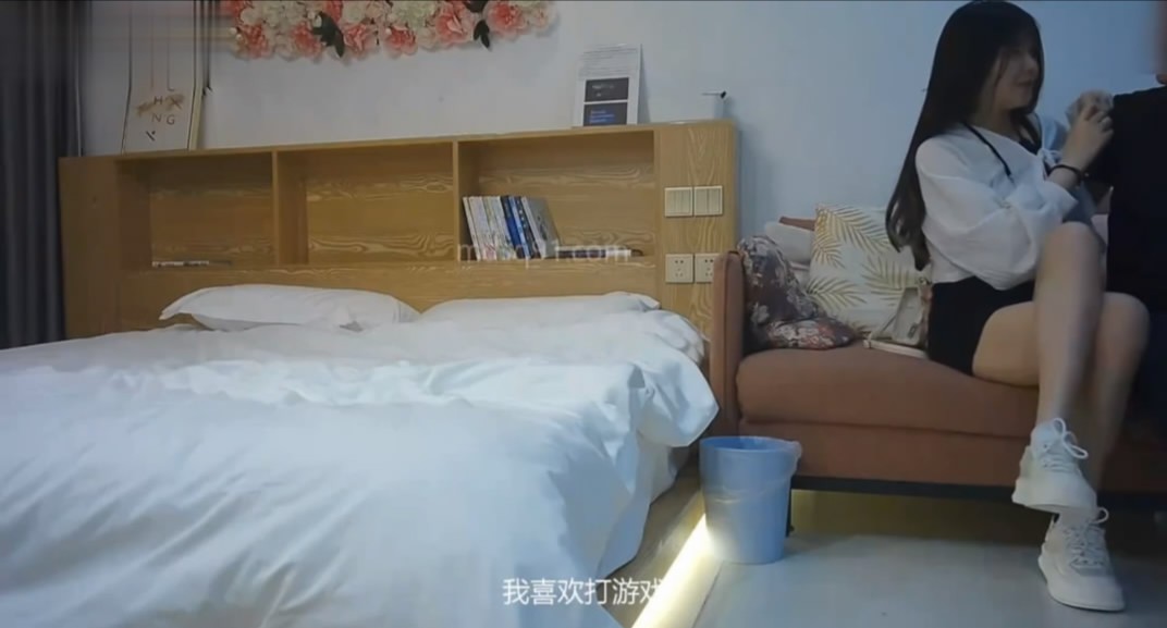 91C仔团伙漏网大神重出江湖老司机探花-酒店约炮刚下海的零零后技校兼职学妹逼非常紧 1104MB