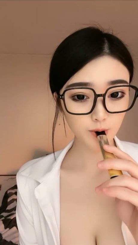 神似冯提莫-眼镜美女- 苏苏LUCKY- 超有范，这小穴干净整洁，肉棒插进去就流水，高潮没停过 2V！1.84G
