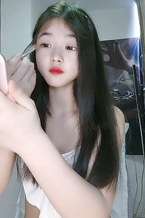 清纯甜美少女！娇小身材极度淫骚！贫乳小穴特写，玻璃磨蹭插入