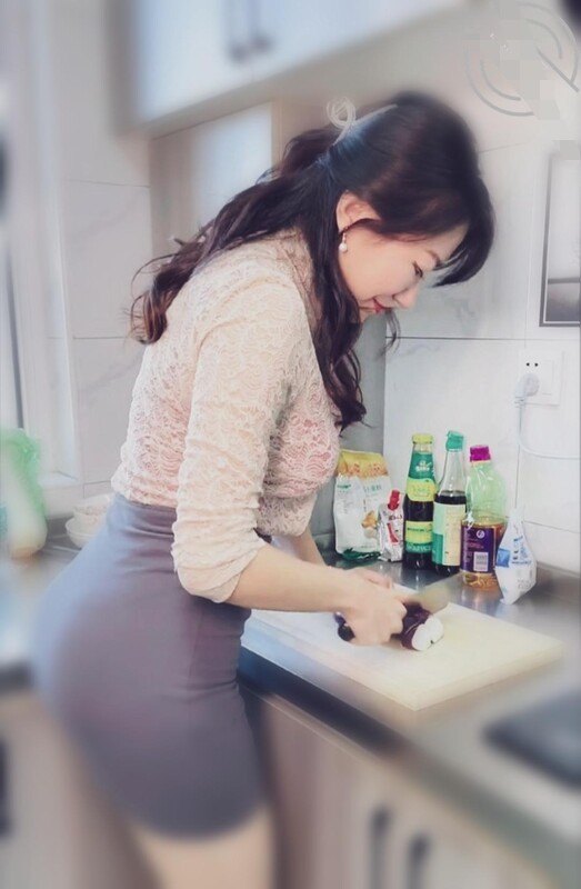 【海角乱伦-大神】家有美妈- 妈妈的穴永远是最温暖的 插了好半天才在妈妈的引导下进入 羞耻后入特别爽 射在了臀上 692M