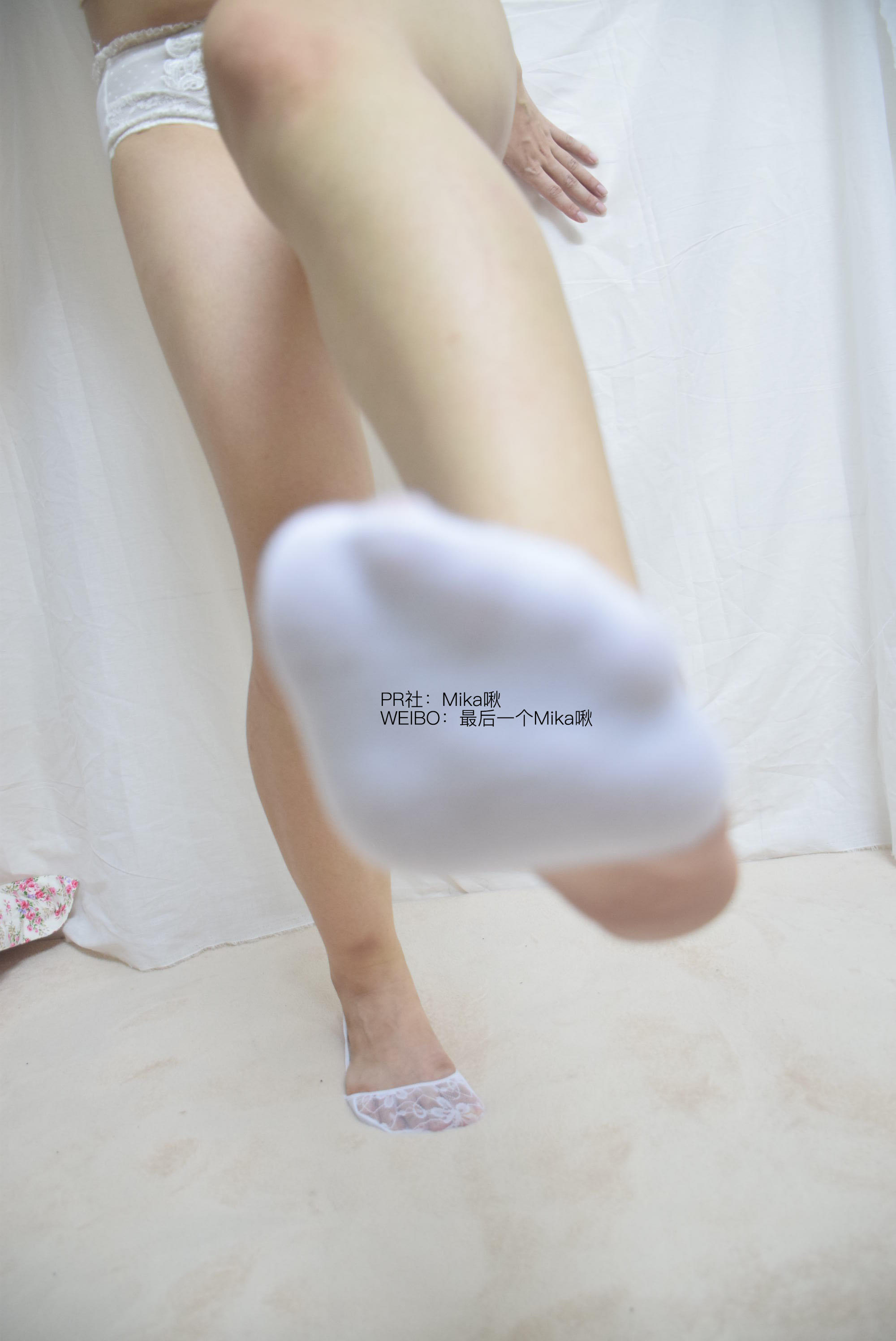 古早极品身材福利姬Mika啾—白色蕾丝吊带船袜 【28P+3V】【170MB百度云】