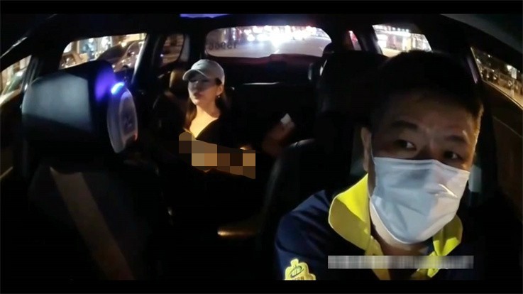 白金泄密-美女在车上淫乱被行车记录仪拍下遭泄露 美女车上给男人口交 被男人抠小穴 露奶飙脏话 舌吻摸鸟  490M