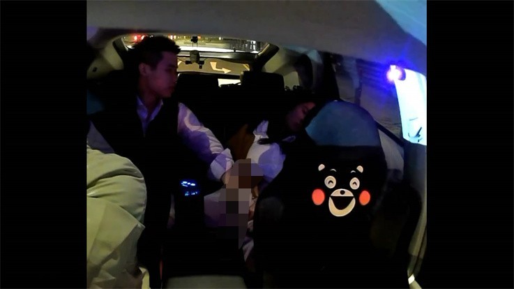 白金泄密-美女在车上淫乱被行车记录仪拍下遭泄露 美女车上给男人口交 被男人抠小穴 露奶飙脏话 舌吻摸鸟  490M
