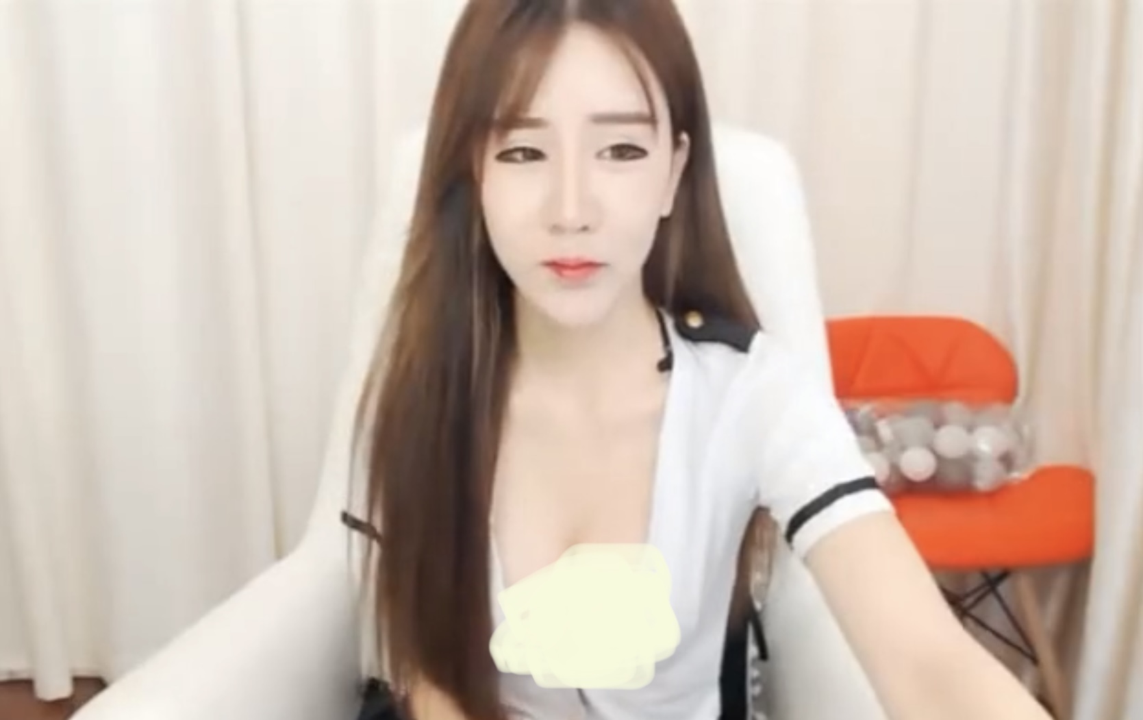 求各位大哥告诉下小弟这个女的叫什么