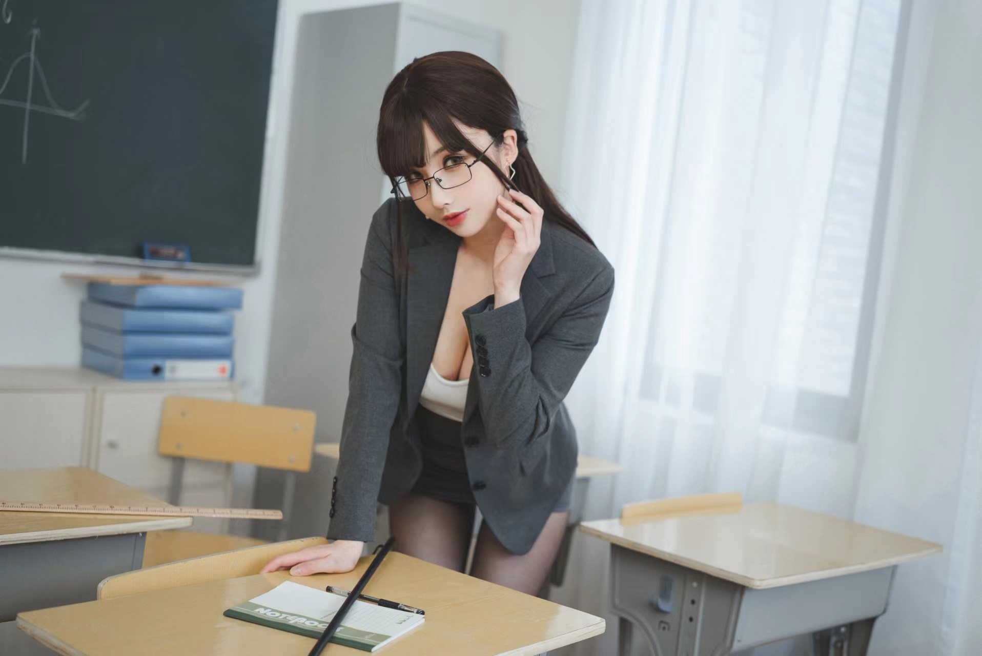 人气擦边骚鸡-rioko凉凉子 NO.085 奇怪的老师25P-156M