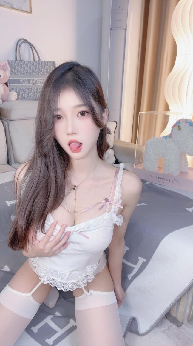 小奶瓶儿 纯欲吊带 无水印 [12P1V-142MB]