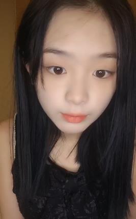 南宁表妹-18岁梦涵 一堆00后小年轻开房，闺蜜睡觉了，梦涵和腹肌哥猛操，叫床淫荡都没能吵醒！2V