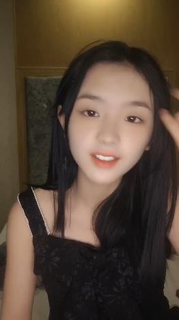 南宁表妹-18岁梦涵 一堆00后小年轻开房，闺蜜睡觉了，梦涵和腹肌哥猛操，叫床淫荡都没能吵醒！2V