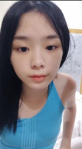 南宁表妹-18岁梦涵 一堆00后小年轻开房，闺蜜睡觉了，梦涵和腹肌哥猛操，叫床淫荡都没能吵醒！2V