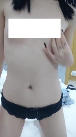 南宁表妹-18岁梦涵 一堆00后小年轻开房，闺蜜睡觉了，梦涵和腹肌哥猛操，叫床淫荡都没能吵醒！2V
