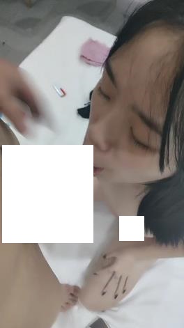 南宁表妹-18岁梦涵 一堆00后小年轻开房，闺蜜睡觉了，梦涵和腹肌哥猛操，叫床淫荡都没能吵醒！2V