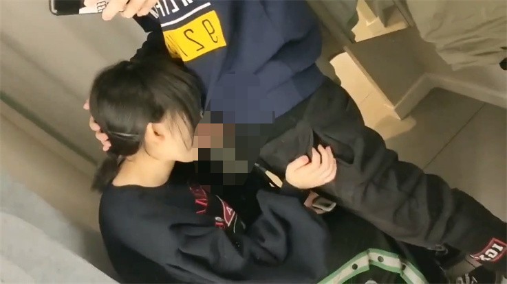 刚成年的小情侣-让女友商场试衣间口交口爆 女友穿着学生装嫩出水 多视角拍摄 416M