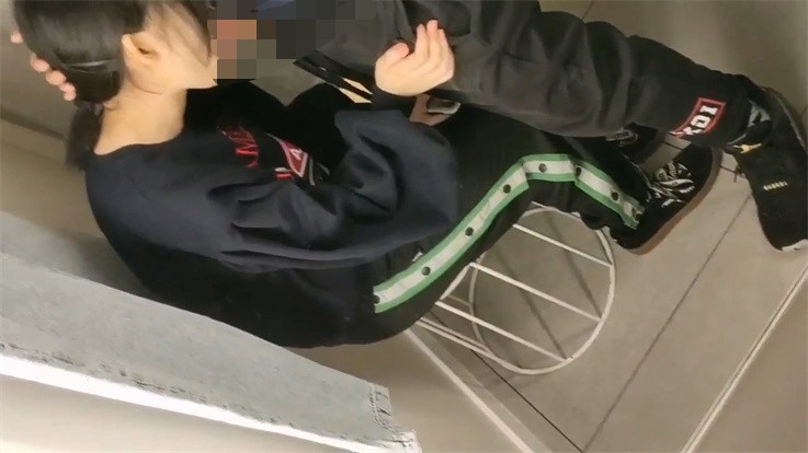 刚成年的小情侣-让女友商场试衣间口交口爆 女友穿着学生装嫩出水 多视角拍摄 416M
