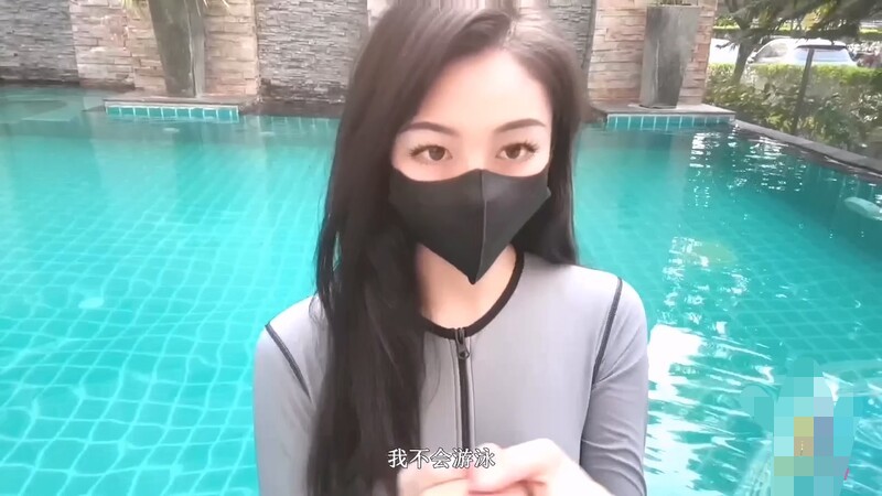 不见星空- 泳衣女友不脱直接开干 激情死水库 被插的太爽肉棒裹出白浆 后入爆怼缴射 250M