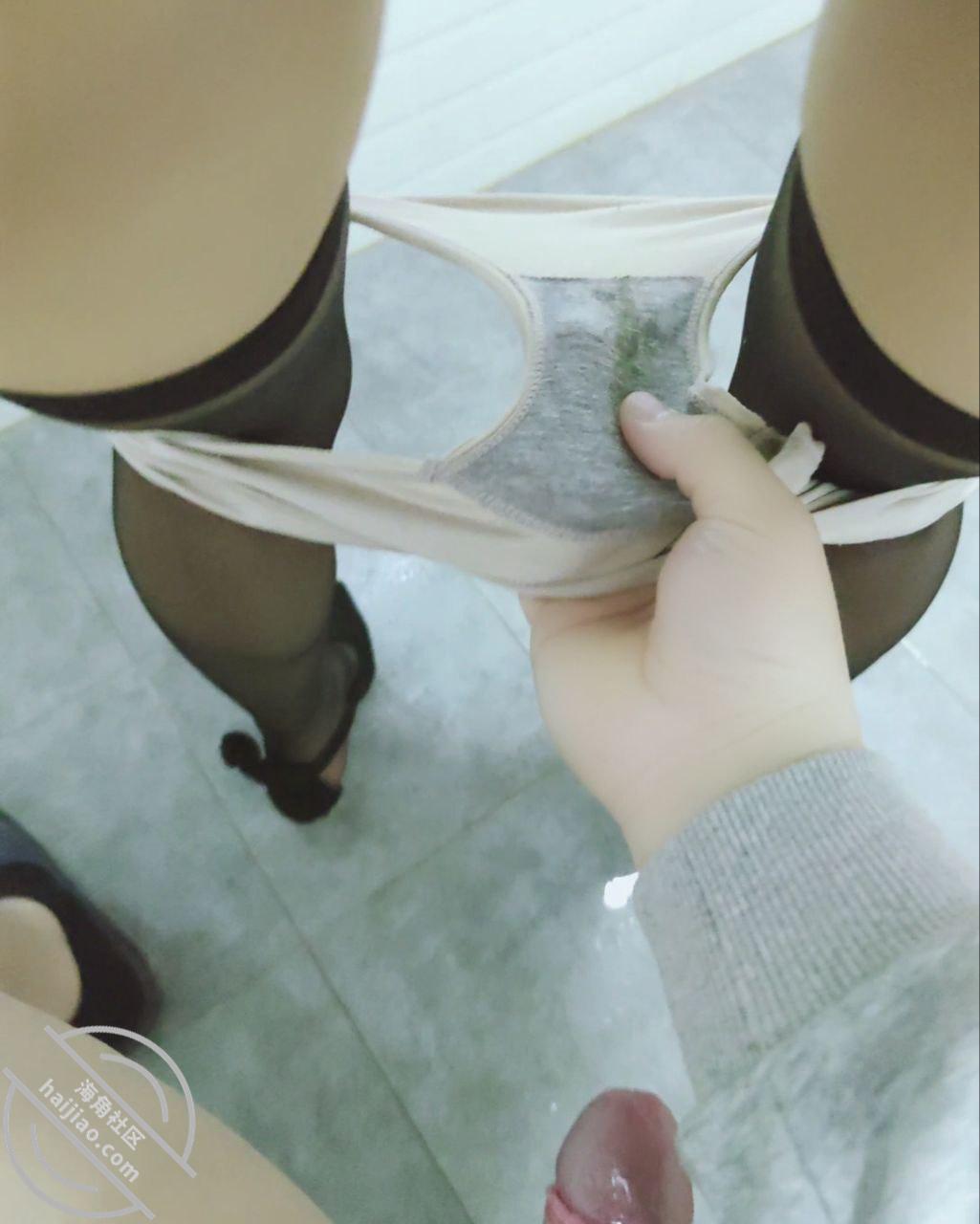 海角-姐姐的小飞棍--趁老妈出去打牌后 我在厕所疯狂后入姐姐