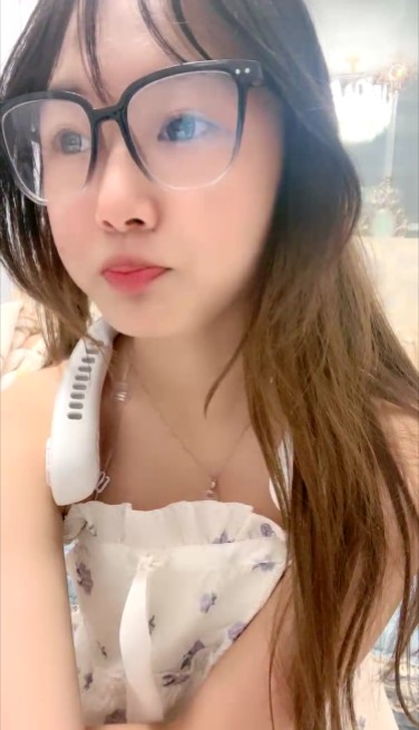 清纯系天花板-18尤物美少女甜美卡哇伊，黑框眼镜呆萌，脱下裙子贫乳，跪在沙发翘美臀，掰开粉穴642M