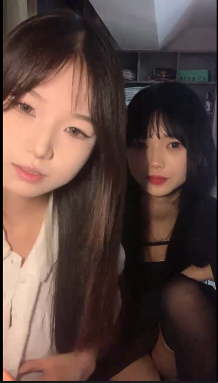 粉嫩的少女-娇小身材贫乳，紧致嫩穴抽插插入，闺蜜在旁边观看【1V】【483MB百度云】