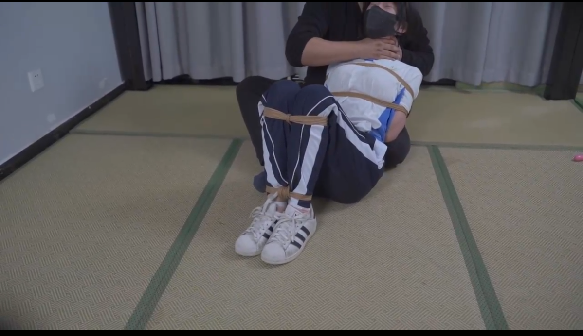 [稀缺自购] 嗷嗷贝壳头班花手冲被发现只能被迫接受捆绑和玩弄后手观音玩晕放置（696.4M）