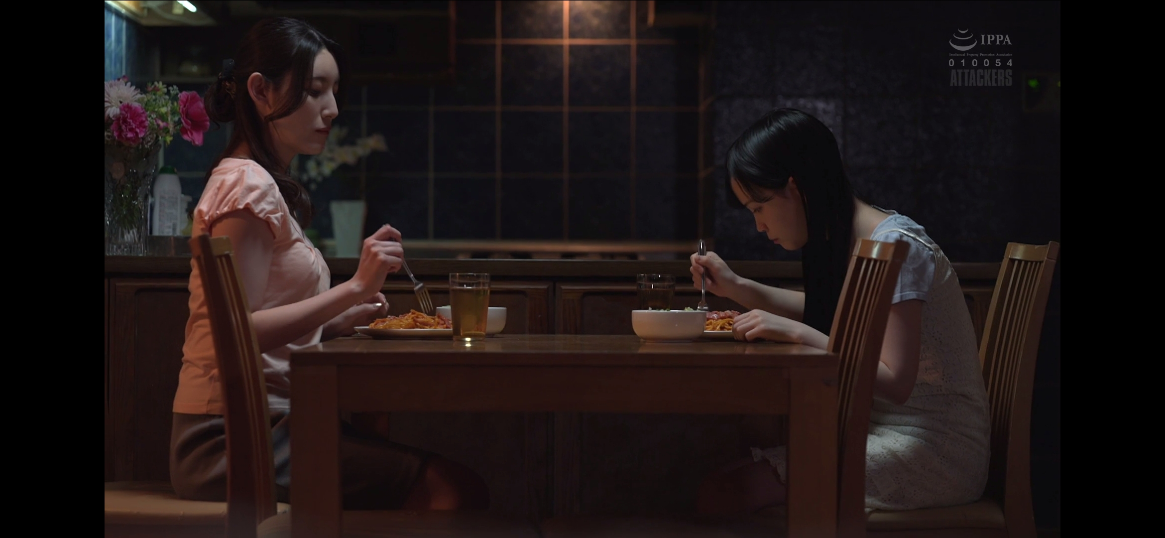 迅雷磁链~在女儿面前像母狗一样被pua~，中文字幕~6G