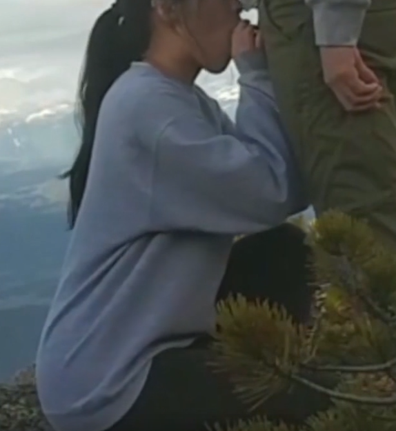 小情侣玩刺激景区山顶上 漂亮美臀翘得老高让男友后入猛操[1v-421M】
