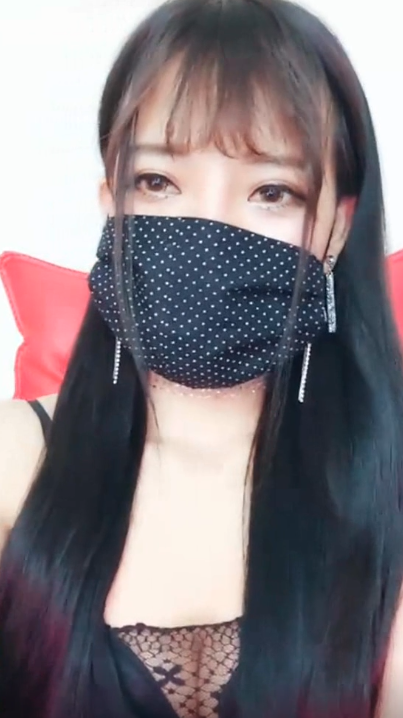 性感长腿小安妮，情趣内衣火辣热舞，粉嫩骚逼激情自慰【1V-1.35G】