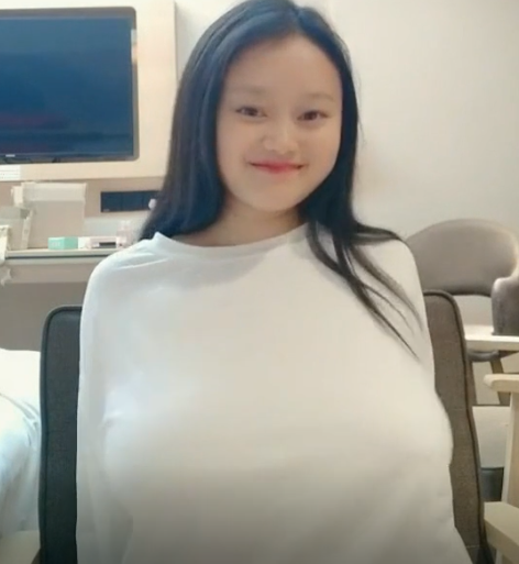 丰满身材超大巨乳妹子 椅子上露出大奶晃动掰开逼逼非常诱人【1V-1.3G】