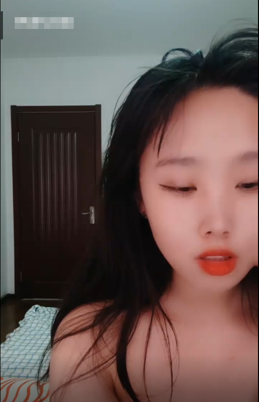 长相甜美乳妹子在家自慰诱惑，翘起肥臀掰穴逼，快速扣弄高潮出水【1-872M】