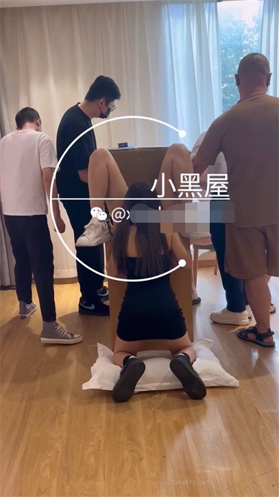 顶级调教大佬『小黑屋DOM』复出新作 青春京都女孩放在纸箱里 被各种玩弄真刺激 354M