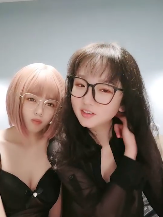 眼镜姐妹花，壹个丰满肉嘟嘟，壹个娇小可爱【1V 410MB】