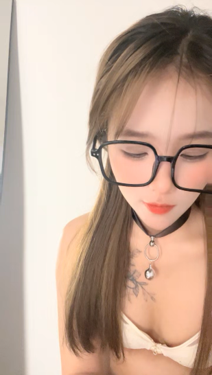 黑框眼镜极品美少女超高颜值道具自慰！双洞齐开喷了一地水 [1V][1.26G百度盘]