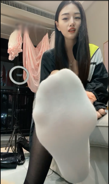 套路直播仙女殿下 - 姐姐发现弟弟偷袜子红绿灯【1V】【331MB百度云】