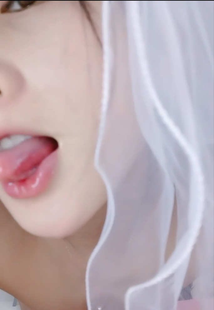 婚纱头饰美少妇，还在脯乳期【1V 570MB】