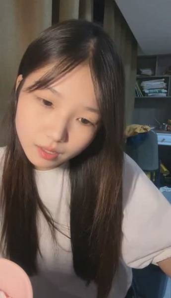 粉嫩的少女露脸大秀直播，听狼友指挥脱光【1V】【 400MB百度云】