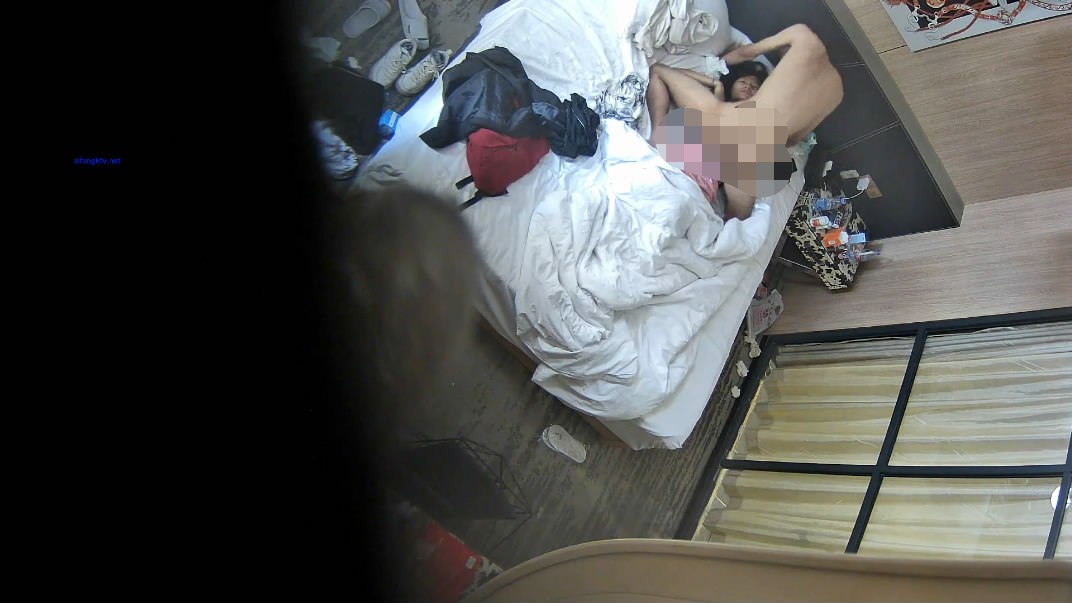 2023-7-2流出酒店高清偷拍-奇葩小哥草完奶子草腿就是不草逼最后不知啥原因被打了 944M