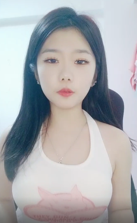 纯欲天花板！撩起小背心看小奶子，换上睡衣项圈链子，扭腰摆臀脱衣舞【1v-639M】