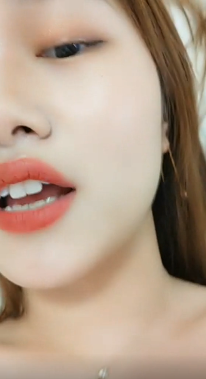 露脸嫩模妖姬一多直播大秀，情趣内衣诱惑 ，骚逼特写自慰呻吟【1V-382M】