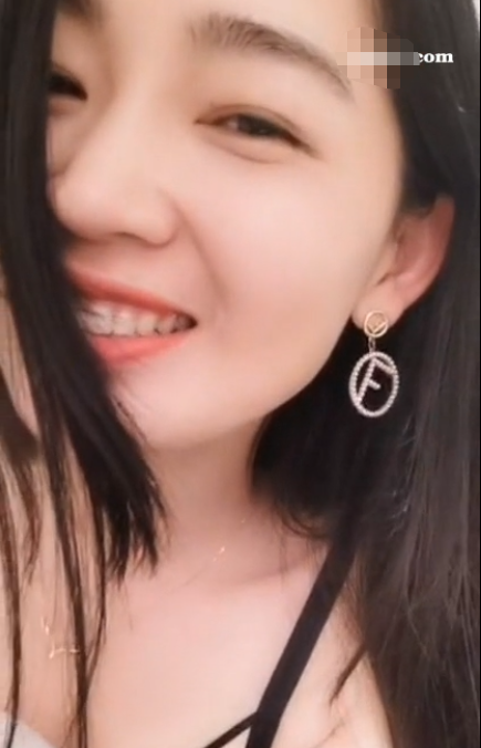 高颜值长发美女主播自摸秀 慢慢脱掉床上掰开逼 淫言淫语好骚【1v-426m】
