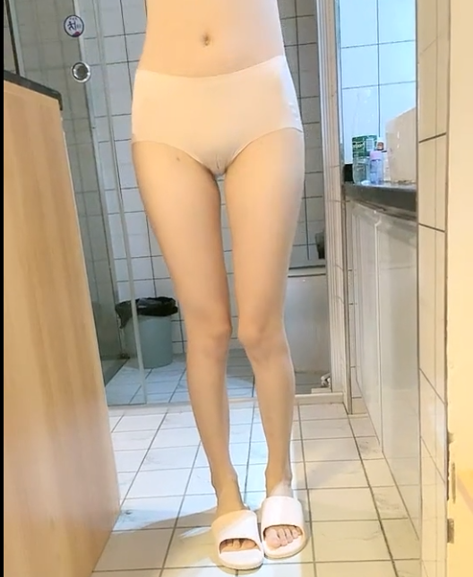 初恋的香味【榨精少女不良忍】长腿萝莉全身粉嫩，干净诱人的粉穴【1V-2.24g】