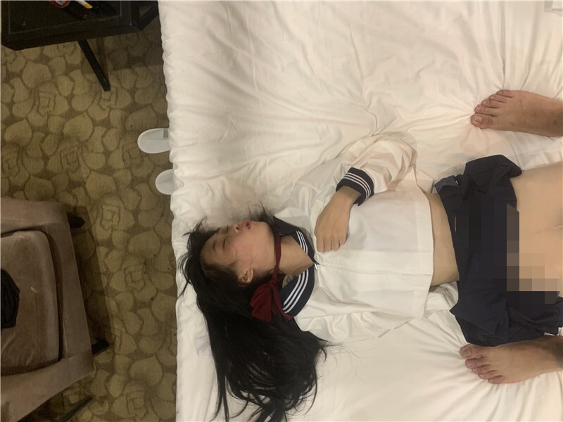 迷翻新来的美女实习生带回酒店换上白丝各种姿势玩 1490M