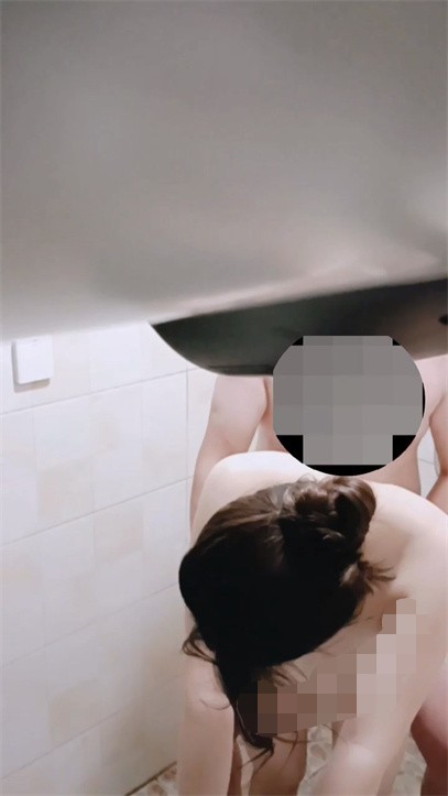 海角-灌醉美女邻居-新作-和女邻居在浴室里做爱简直太爽了 直接把她给操喷了 439M