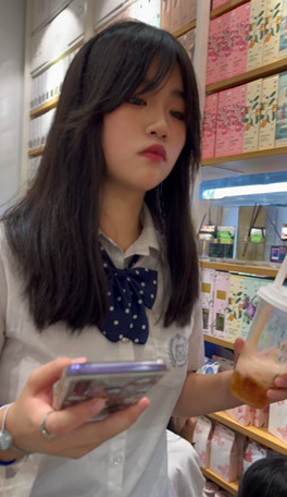 JK制服学妹，肉丝袜粉色，骚内多视角cd贴着屁股拍【1v】【2.1G百度云】