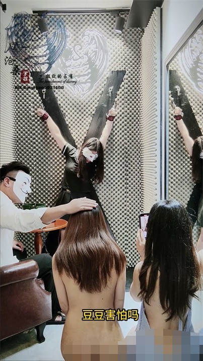 人气调教大神『沧桑S』八月最新付费群更新 同时调教三个妹子 电刑多奴鞭刑 2350M
