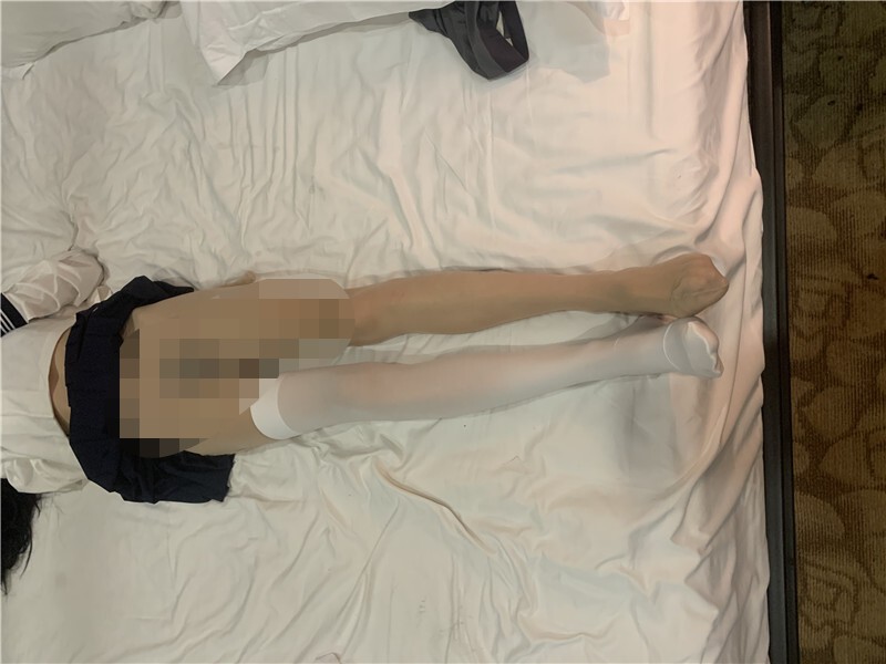 迷翻新来的美女实习生带回酒店换上白丝各种姿势玩 1490M